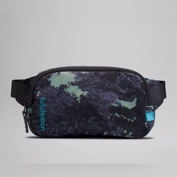 Lululemon Everywhere Belt Bag Mini Psychedelic Toile Peri Purple Multi NWT - Picture 1 of 8